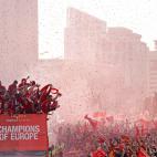 Una marea roja inund&oacute; la ciudad de Liverpool aquel 2 de junio; y fue por un buen motivo. Su equipo de f&uacute;tbol volv&iacute;a de Madrid victorioso tras ganar la Liga de Campeones de la UEFA en un partido que casi podr&iacute;a verse c...