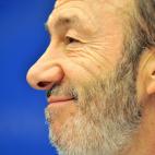 Rubalcaba de perfil, como se tuvo que poner muchas veces aunque en la sombra estuviese de frente, dando la cara para solucionar cuestiones tan complejas como el final de ETA. Y pese a todo, Rubalcaba sonre&iacute;a. Mucho. Su muerte cierra un ci...