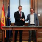 Apretón de manos y mirada a cámara