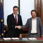 Posado de ambos líderes tras la presentación del acuerdo
