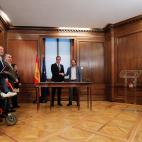 Detalle de la firma del acuerdo PSOE-Unidas Podemos