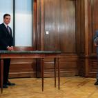 Sánchez escucha la intervención de Iglesias