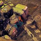 Imagen cenital entre cubos volteados y suelo con resto de los incendios