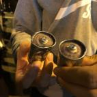 Un manifestante muestra dos proyectiles