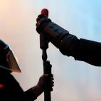 Varios agentes preparan sus equipos antidisturbios