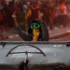 Un manifestante se dirige a los agentes