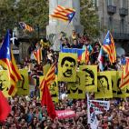 Asistentes portan retratos de los presos por el juicio del procés