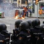 La Policía Nacional vigila a los manifestantes en Vía Laitena, donde ya ha habido cargas que se han saldado con tres detenidos y un agente herido