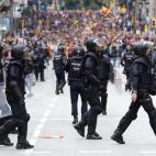 Agentes antidisturbios durante las protestas que se han producido este viernes ante la comisaría de la Policía Nacional de Via Laietana, en Barcelona