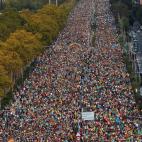Entrada en Barcelona, por la Avenida Meridiana, este viernes, de las marchas por la libertad para protestar por la sentencia del 'proc&eacute;s'. Miles de personas con esteladas y carteles independentistas colapsan la v&iacute;a
