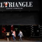 Un grupo de turistas entra en un centro comercial entreabierto este viernes. Según la Generalitat, el seguimiento de la huelga es algo inferior al 50%