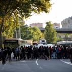 Un grupo de manifestantes corta la ronda este viernes, en la jornada de huelga general convocada por los sindicatos independendistas