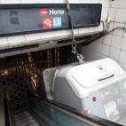 Algunos manifestantes han boicoteado los accesos al metro de Barcelona. En la parada de Horta, dos contenedores de basura impiden la apertura de la boca.