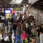 Pasajeros del metro de Barcelona este viernes. El suburbano, al igual que los autobuses, operan con unos servicios m&iacute;nimos del 50%