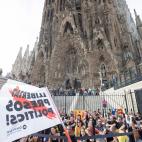 Centenares de personas protagonizan una protesta ante la Sagrada Familia de Barcelona, que ha cerrado este viernes por las manifestaciones