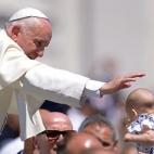 Pope Francis blesses a baby during his weekly general audience at St Peter's square on June 10, 2015 at the Vatican. AFP PHOTO / FILIPPO MONTEFORTE (Photo credit should read FILIPPO MONTEFORTE/AFP/Getty Images)