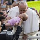 PHILADELPHIA, USA - SEPTEMBER 26: Pope Francis blesses a baby from the crowd with a kiss as he arrives at Independence Mall in Philadelphia, USA on September 26, 2015. (Photo by Samuel Corum/Anadolu Agency/Getty Images)