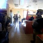 Manifestantes rodean la embajada de EEUU en Bagdag