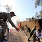Manifestantes rodean la embajada de EEUU en Bagdag