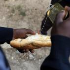 David, de Camerún, se prepara un sandwich en su escondite.