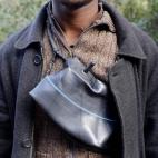 Pablo, de Camerún, posa con un flotador hecho a mano.