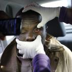 Seydu, de la ciudad guineana de Conakry, recibe cuidados médicos por unas heridas que, asegura, recibió en el intento de cruzar la frontera del 6 de febrero, cuando murieron 15 africanos tratando de alcanzar la costa española.