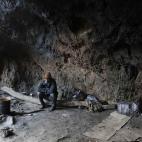 El camerunés Ali, sentado en su escondite en las montañas de Ceuta.