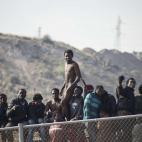 Unos 150 subsaharianos han estado subidos durante más de seis horas a una de las vallas que componen el perímetro fronterizo de Melilla.