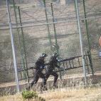 Unos 150 subsaharianos han estado subidos durante más de seis horas a una de las vallas que componen el perímetro fronterizo de Melilla.