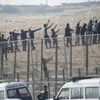 Unos 150 subsaharianos han estado subidos durante más de seis horas a una de las vallas que componen el perímetro fronterizo de Melilla.