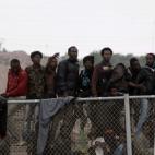Unos 150 subsaharianos han estado subidos durante más de seis horas a una de las vallas que componen el perímetro fronterizo de Melilla.