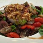 Lleva lechuga variada, canónigos, queso de cabra, tomates cherry y nueces. Mira en Cookpad cómo prepararlo.