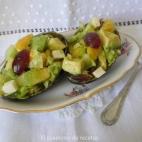 Para prepararlo se necesitan aguacates, pepino, queso blanco o curado, lechuga en juliana, naranja y uvas. La receta la puedes encontrar en Cookpad.