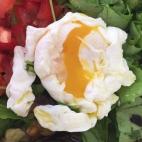 Lleva r&uacute;cula, tomate y berenjena. Puedes ver la receta en Cookpad