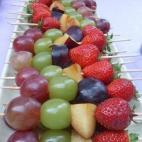 "Simplemente consiste en ensartar trocitos de fruta madura, pero no demasiado blanda, en palitos de madera y aderezarlas a gusto", escribe su autora. Mira aquí cómo prepararlas.