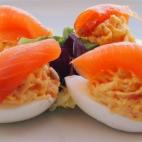 Lleva huevos, salmón ahumado, manzana verde, mahonesa, mostaza, vinagre, sal y pimienta. Puedes encontrar la receta en Cookpad o puedes ver el vídeo en YouTube.