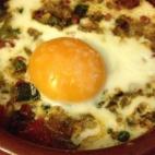 Se prepara con huevos, cebollas, pimiento verde, tomate frito, tacos de jam&oacute;n y guisantes. Consulta la receta en Cookpad