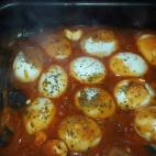 "Lo llamo estaciones porque es un plato que se puede comer en verano frío y en invierno caliente", asegura la autora de esta receta hecha con tomate frito, orégano y huevos. Mira la receta completa en Cookpad.