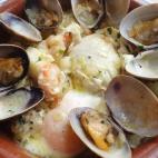 El toque marinero lo aportan el rape, las gambas y las almejas. Puedes ver la receta completa en Cookpad.