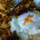 Para hacer esta receta es fundamental contar con pan del día anterior (no vale el hueco) cortado en rodajas muy finas, casi desmigajados. Si quieres preparar esta receta, puedes verla en Cookpad.