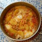 Llevan pimiento del piquillo, cebolla, pimiento verde, patata y tomate. Puedes ver la receta en Cookpad.