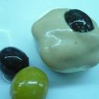 Rellenos con su yema, atún en escabeche, cebolleta en vinagre y pepinillos envueltos en mayonesa y cubiertos de salsa rosa. El plato se completa con unas aceitunas negras para adornar. Mira la receta en Cookpad.