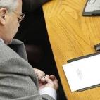 El diputado del PP en las Cortes Valencianas y ex alcalde de Alicante se cortó las uñas en pleno escaño... mientras Jesús Signes, de Las Provincias, lo inmortalizaba. Al día siguiente llevó un justificante del médico en que defendía que ...