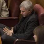 El socialista Juan Soto, reconocido defensor de las técnicas del yoga y la meditación, pensó que las Cortes Valencianas podían ser un lugar tan bueno como otro cualquiera para practicarlas. Pillado por Damián Torres, de Las Provincias, en f...