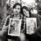 En la imagen, Sergio Vázquez Moreno (sobrino-nieto del homenajeado) junto a Ana Sánchez Silva (sobrina del los homajeados) sostienen las fotos de sus familiares represaliados Antonio Sánchez Moreno (izquierda), asesinado en las tapias del ce...