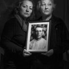 Adelita Parra Hermoso (izquierda, nieta) y Adelia Hermoso Santos (derecha, hija), sujetan la fotografía de Baldomero Durán Vázquez, asesinado en el Real de la Jara (Sevilla) el 28 de agosto de 1936 por aplicación de bando de guerra. Se d...