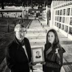 Cristóbal Espinosa Guerrero, con su hija María en el Cementerio de Teba, Málaga. Se encuentran junto a la fosa común donde se exhumaron los restos de 151 víctimas de la Guerra Civil, entre los que se encontraba el tío de Cristóbal,...