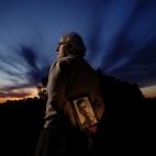Juan Santos sostiene la foto de su tío abuelo José Sanchez Chía, asesinado el 10 de agosto de 1936 por aplicación de bando de guerra. Se cree que sus restos están en una fosa común del cementerio de Dos Hermanas (Sevilla). La fotogra...