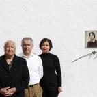 Antonia Macero Navarro, de 83 años; José María Sánchez Macero, de 65, y María Dolores Sánchez Sánchez, de 33, hija, nieto y biznieta respectivamente de una de las 17 Rosas de Guillena, Ramona Navarro Ibáñez (en la fotografía ori...