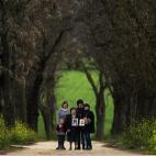 En la imagen, los familiares Patricia González Beltrán (izquierda, bisnieta), Abril Nieto González (tataranieta), Dolorcita Pérez Mora (centro, hija), Jaime Beltrán Perez (bisnieto), Rogelia Beltrán Pérez (derecha,nieta), sostienen l...